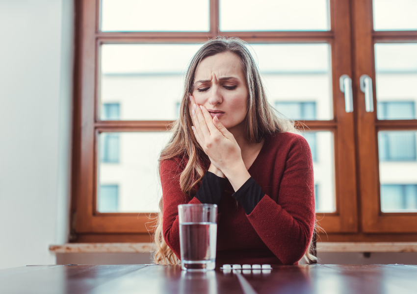 La càries dental provoca principalment sensibilitat al fred i dolor intens.