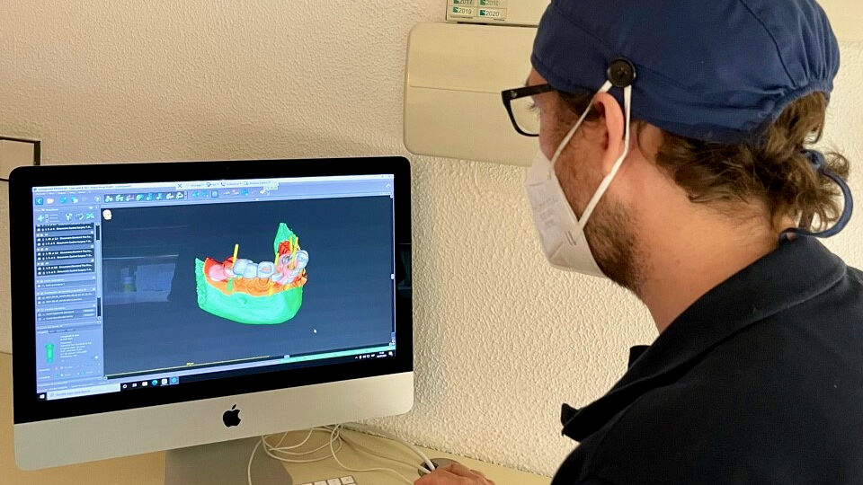 El doctor José María Barrachina Díez usando el software dental de planificación