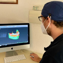 El doctor José María Barrachina Díez utilitzant programari dental de planificació.